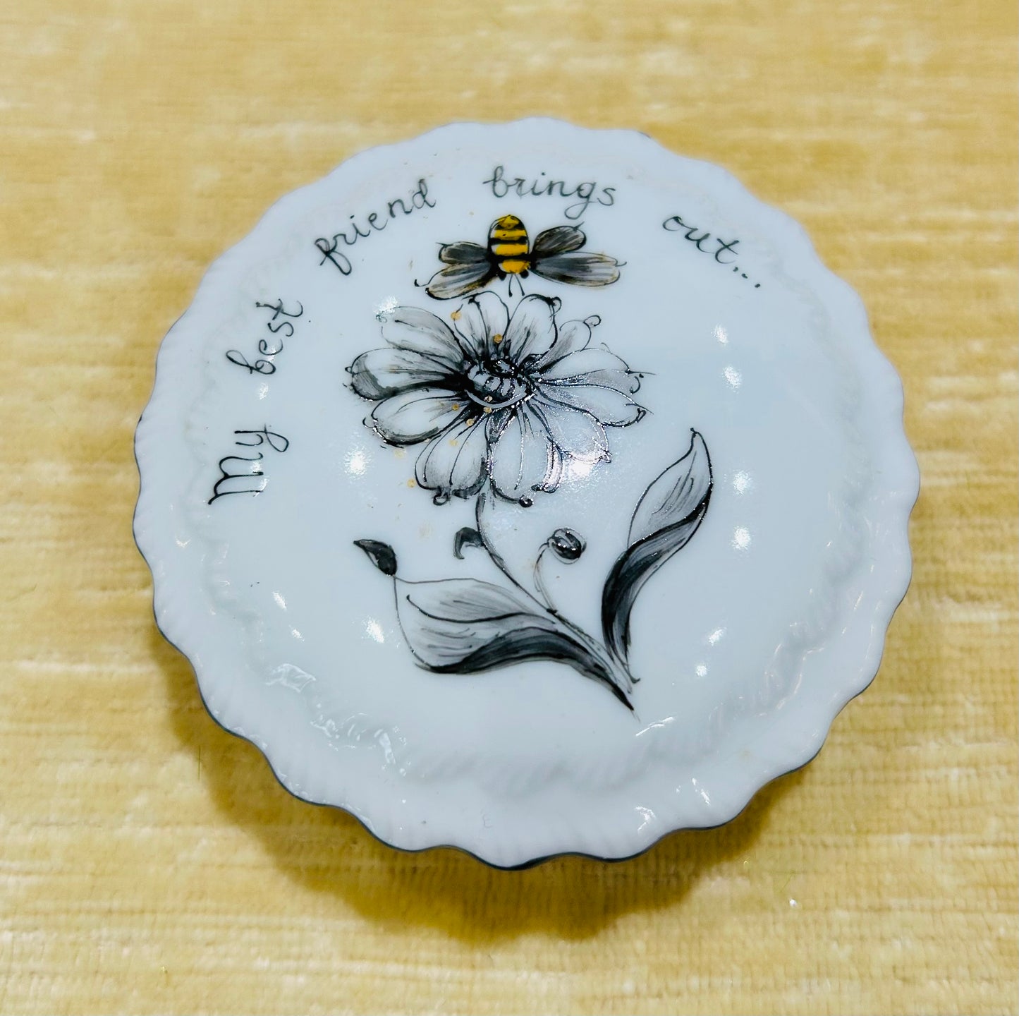 Grisaille Daisy & Bee -Best Friend Round Box