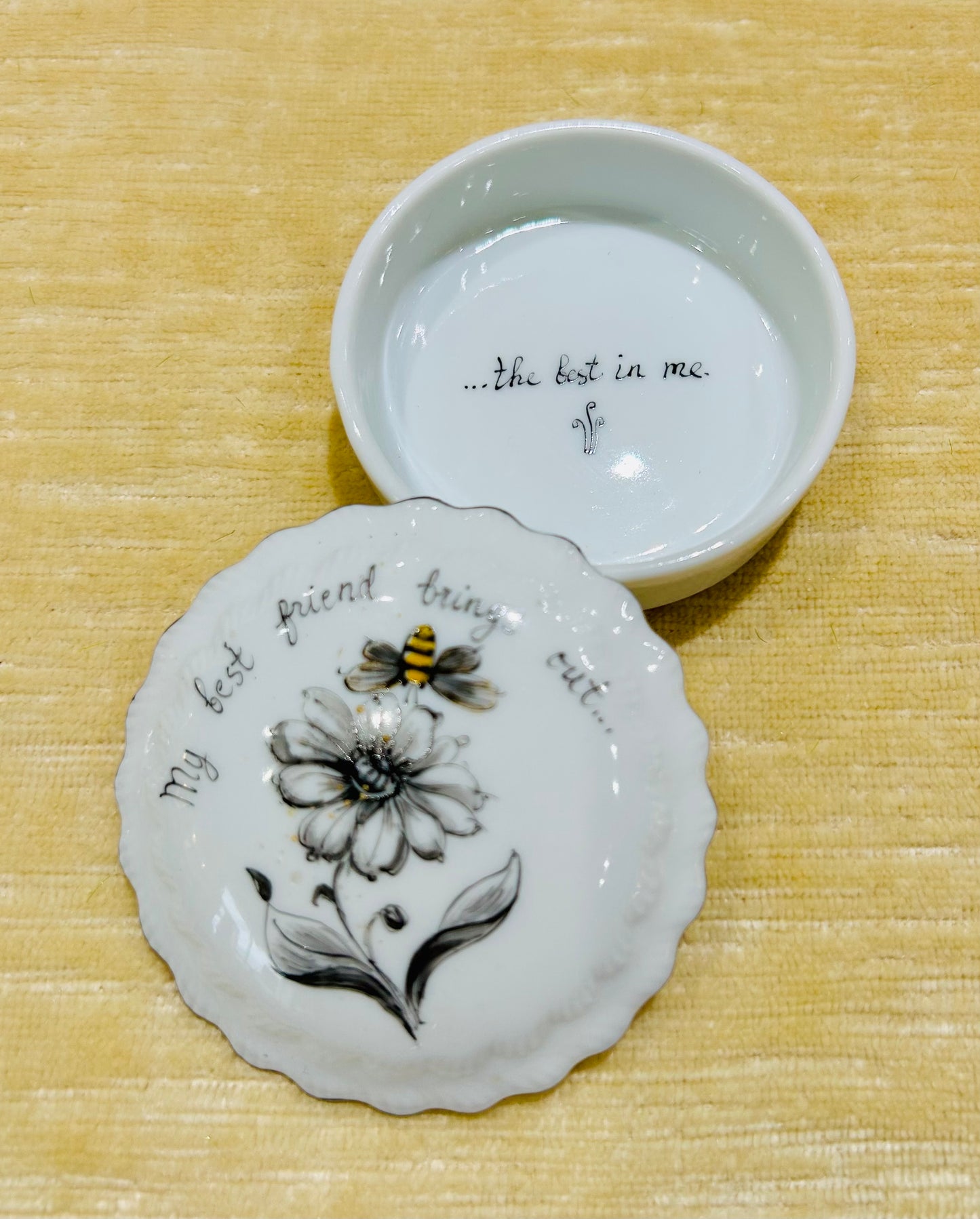 Grisaille Daisy & Bee -Best Friend Round Box